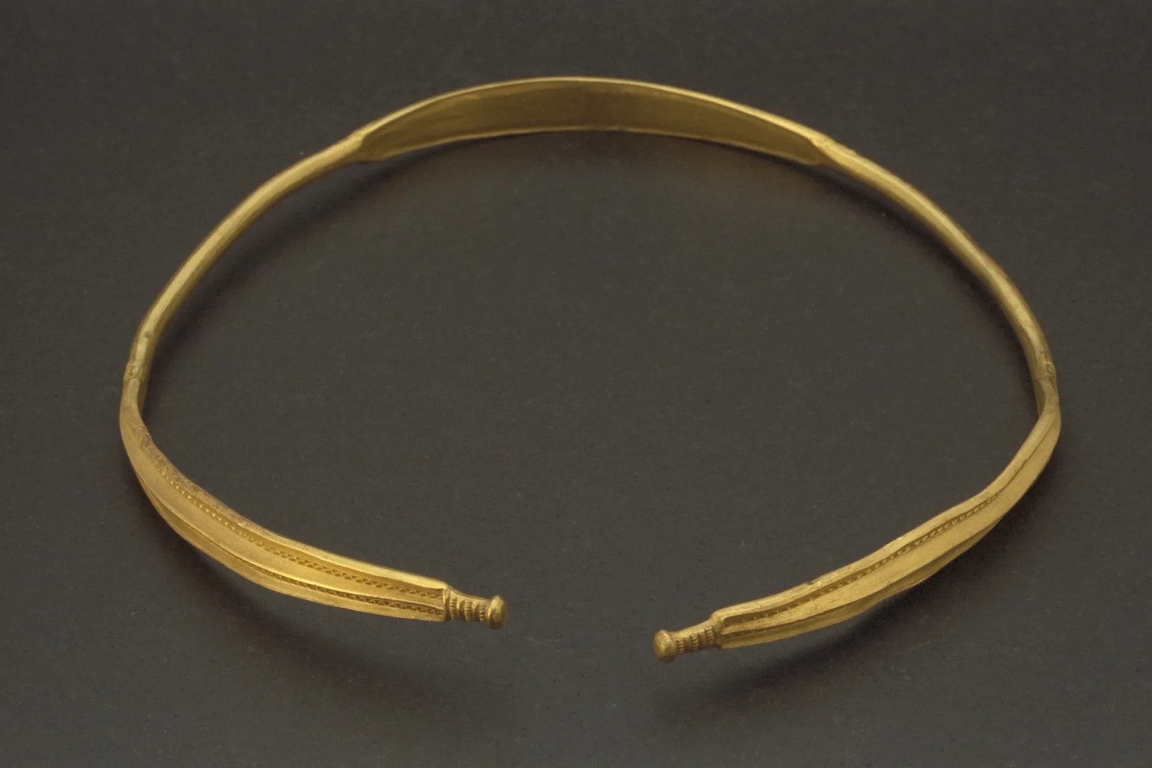 En något sned guldring.