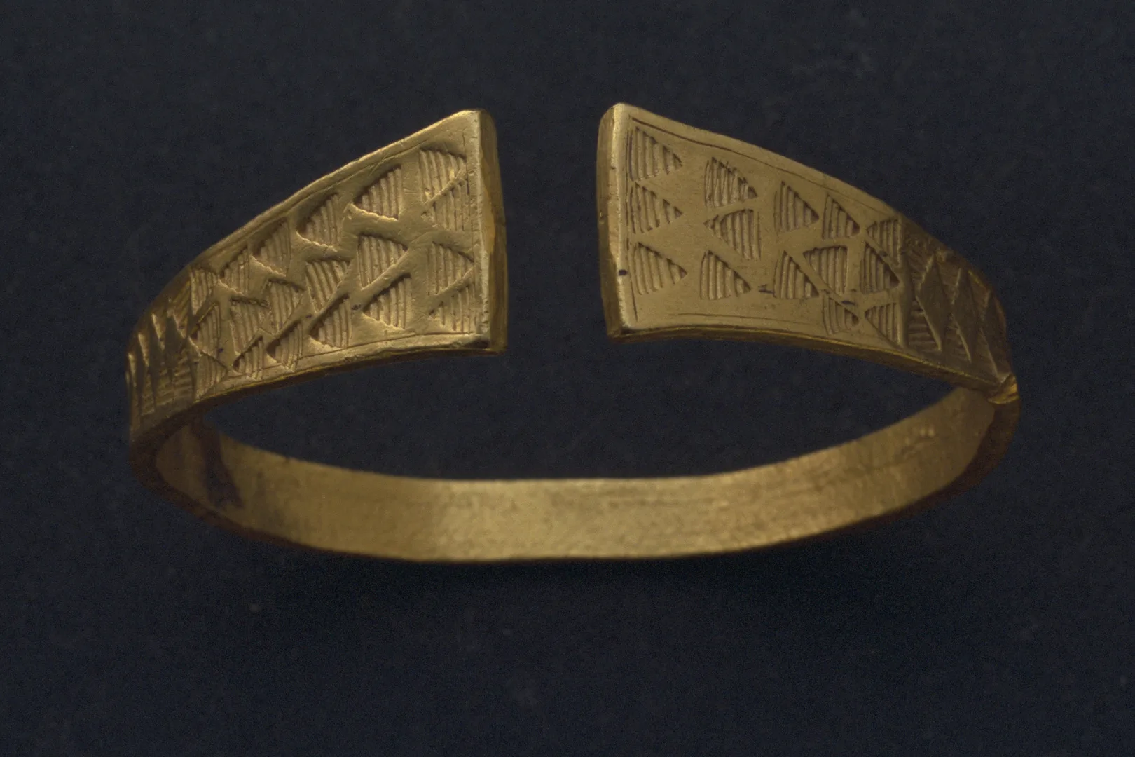 Guldring med ändar som nästan når varandra.