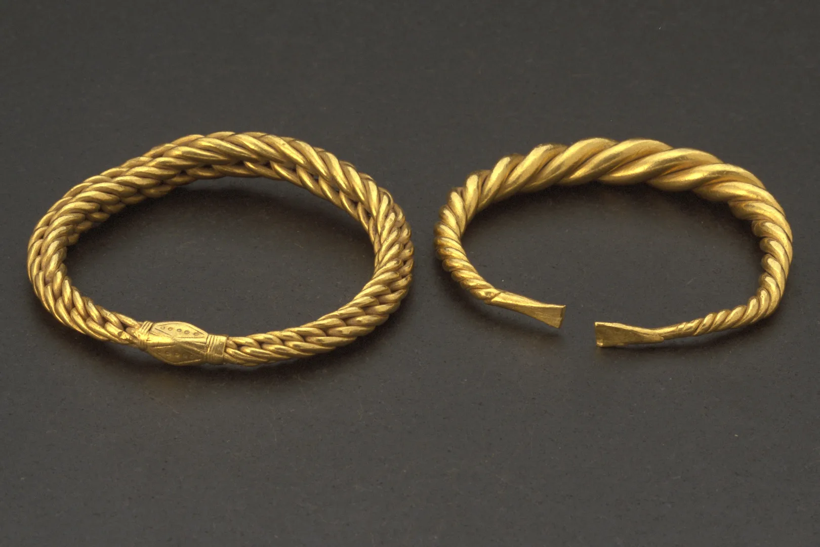 Två guldringar.