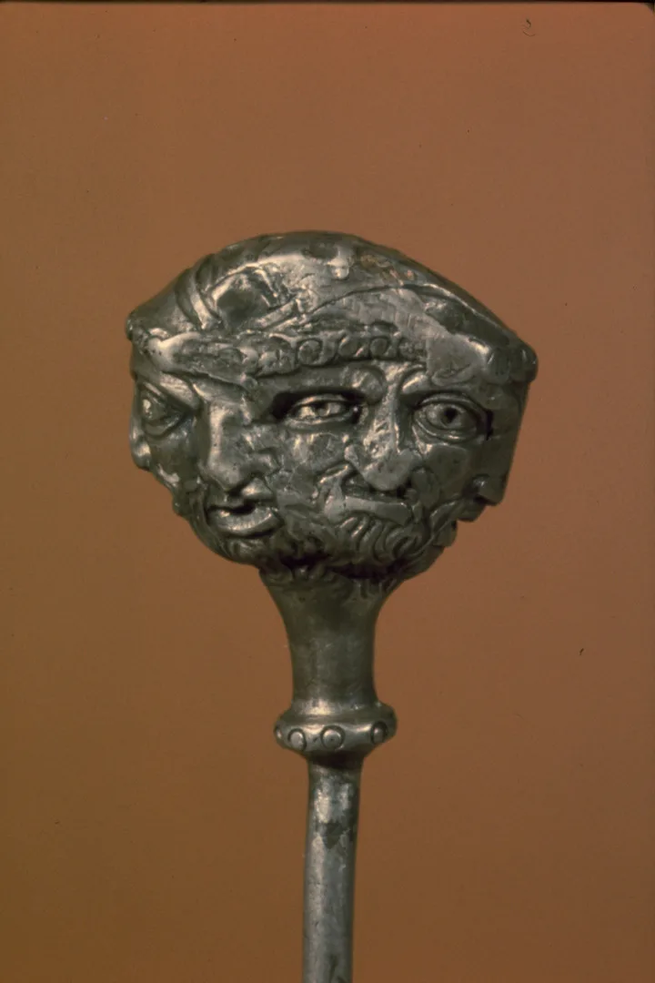 Detalj av en metallnål som har flera skäggiga ansikten som är sammanflätade.