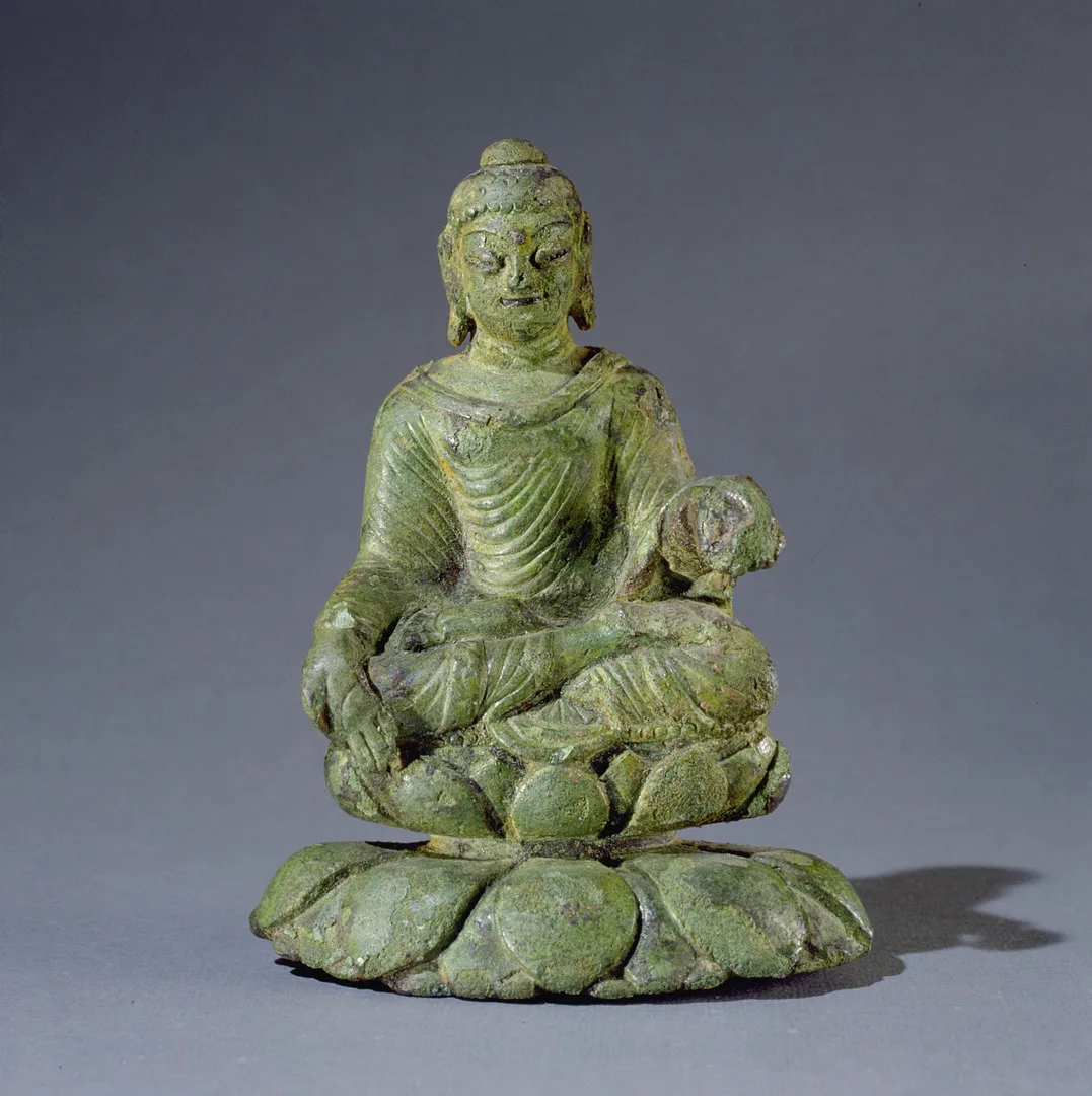 Buddhastatyett av brons utställd på Historiska museet.
