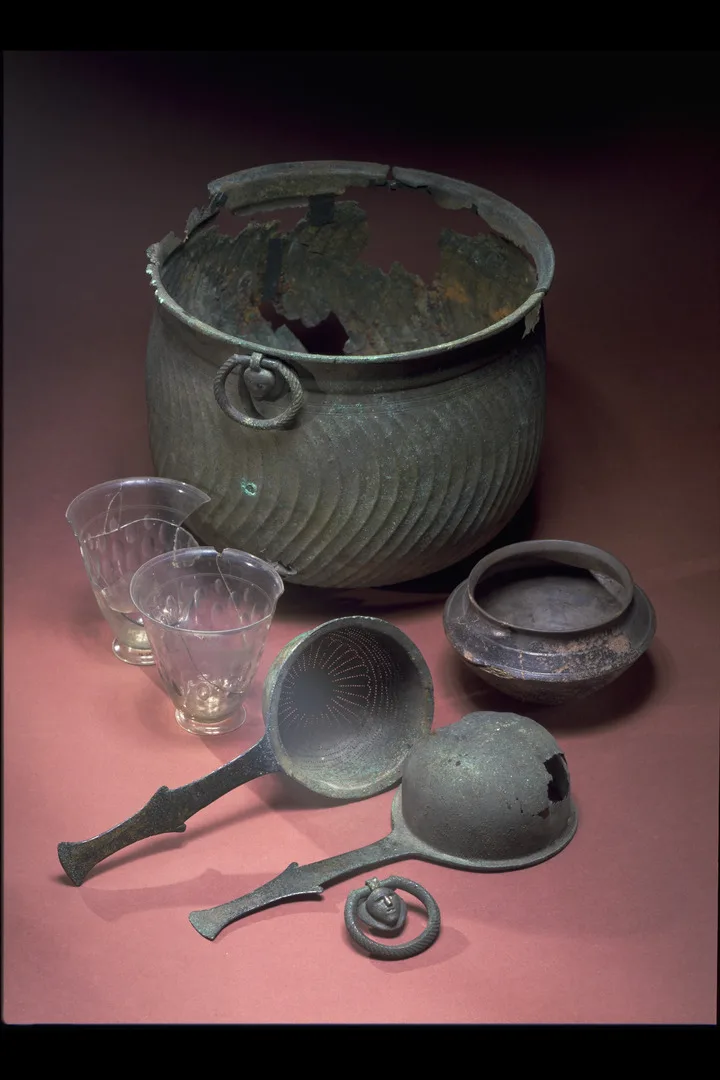 Bronsföremål som sil, bägare och kärl tillsammans med två glas