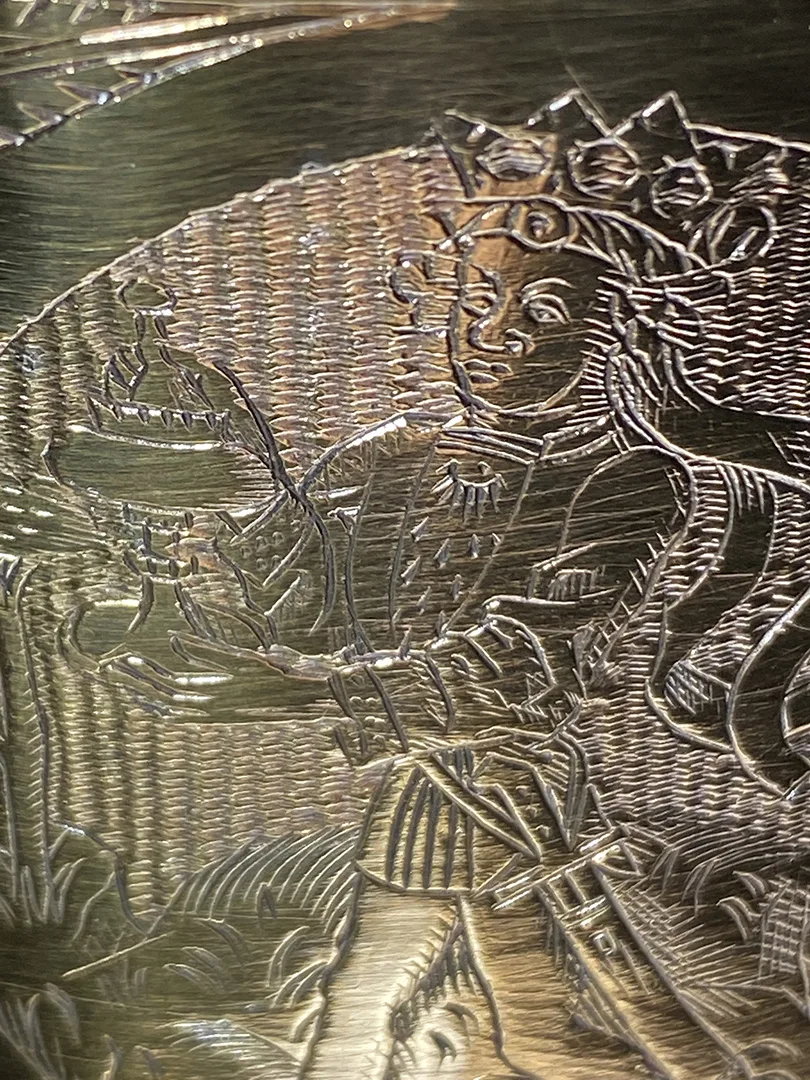 Avbildning av man på guldigt material