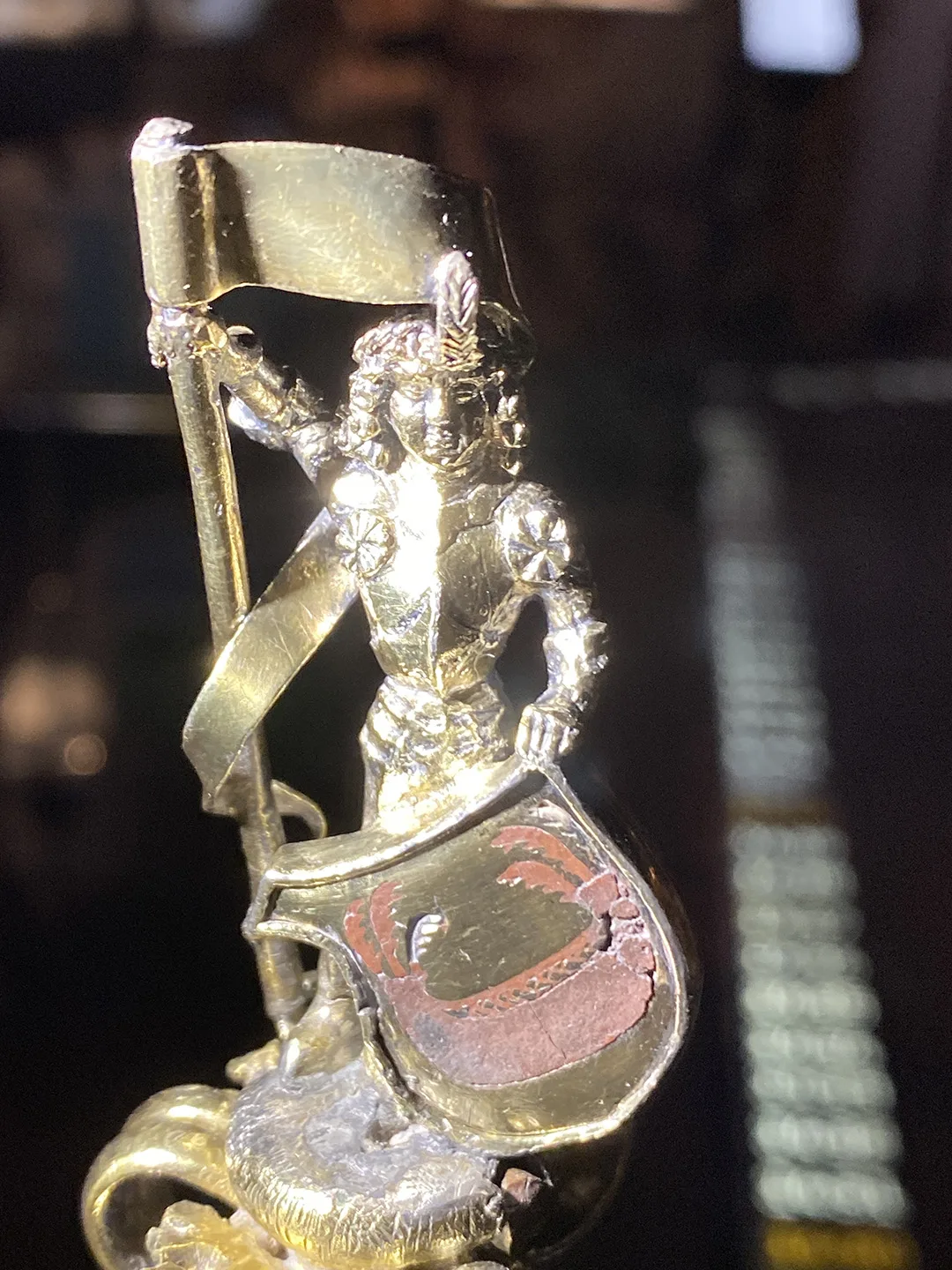 Guldfigurin avbildandes en man