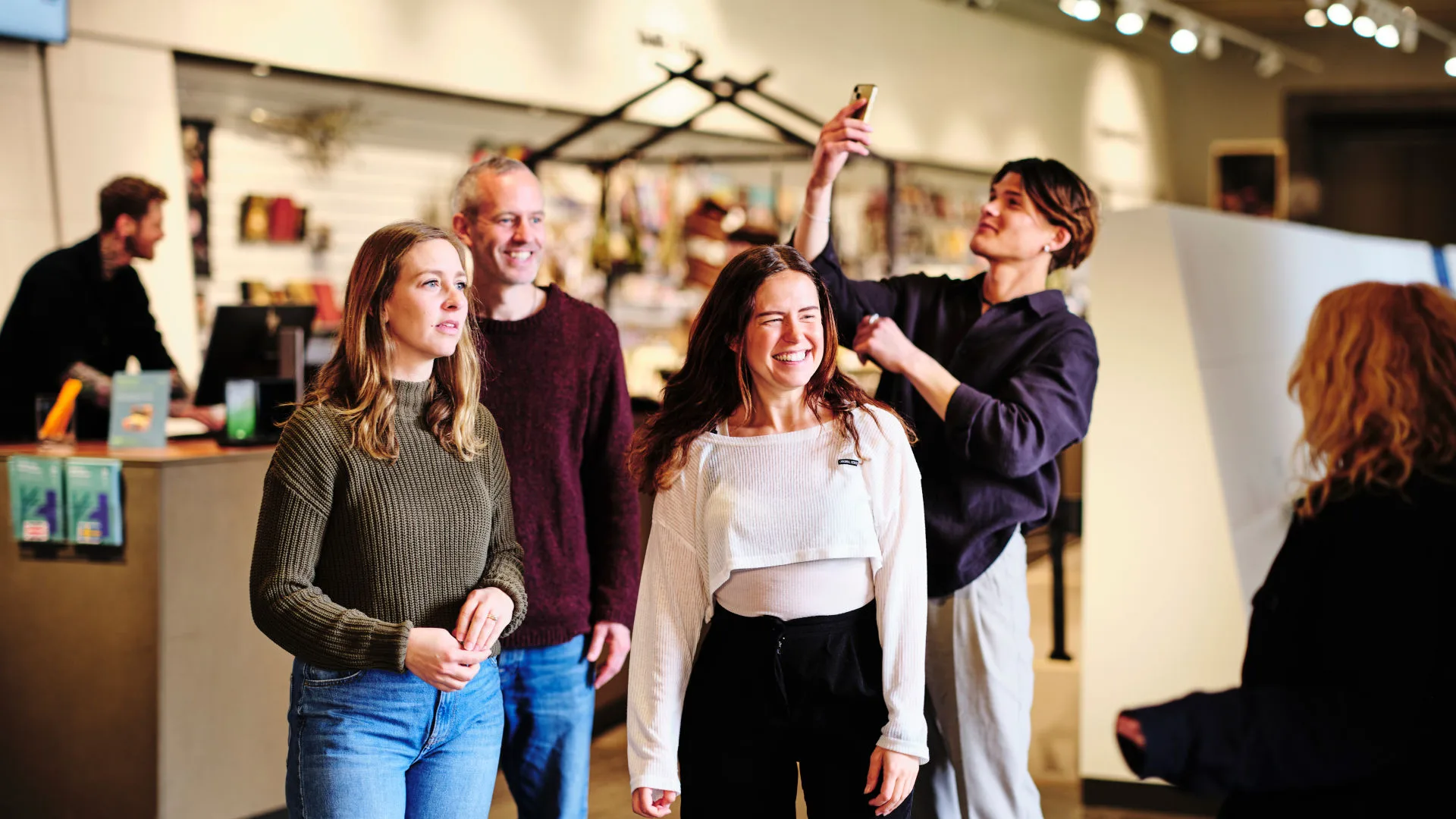 En grupp vänner står i entrén på museet.