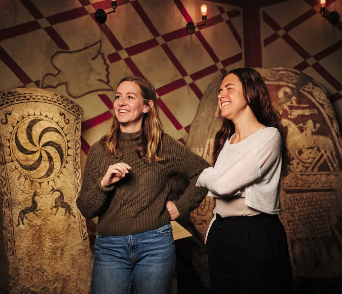 Två glada besökare på Historiska museet.