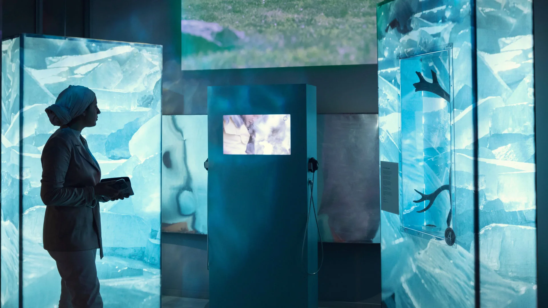 Besökare i utställningen Forntider. 