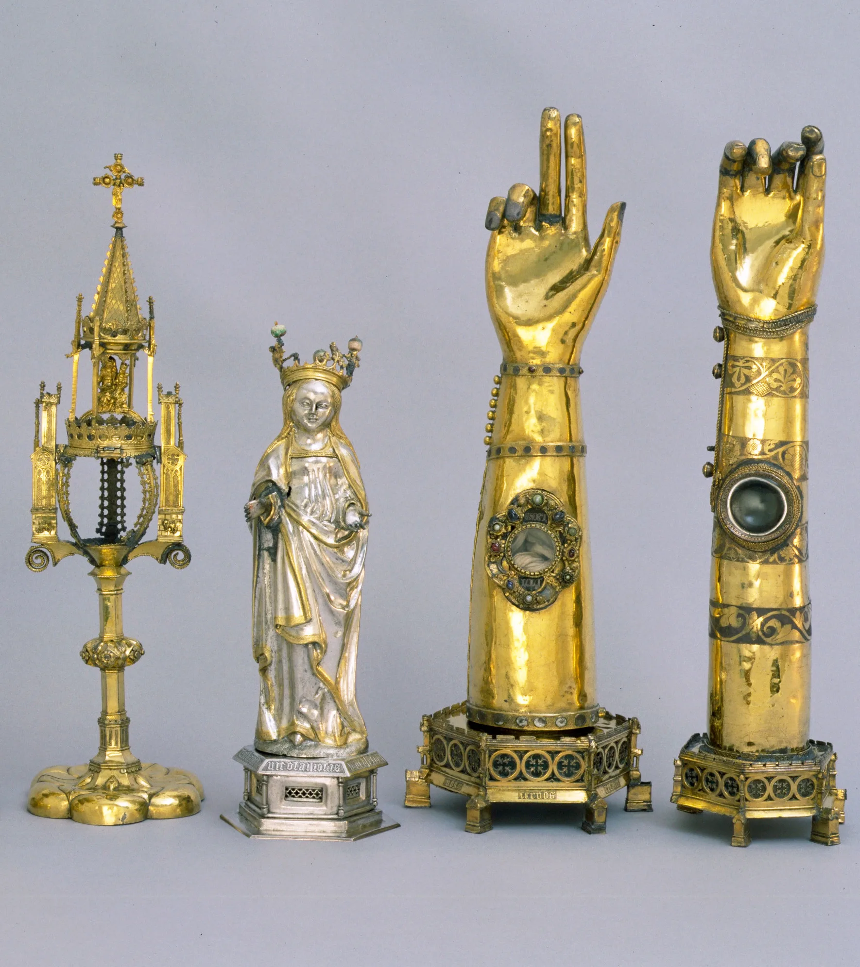 Skulpturer och relikvarier som är formade som en arm