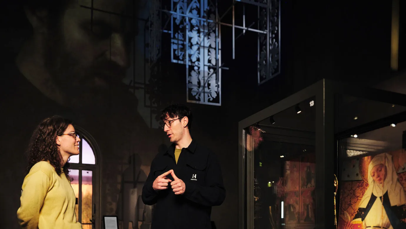 Besökare och pedagog på Historiska museet.