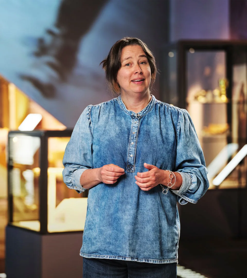 Pedagog på Historiska museet håller i en visning i utställningen Sveriges historia.