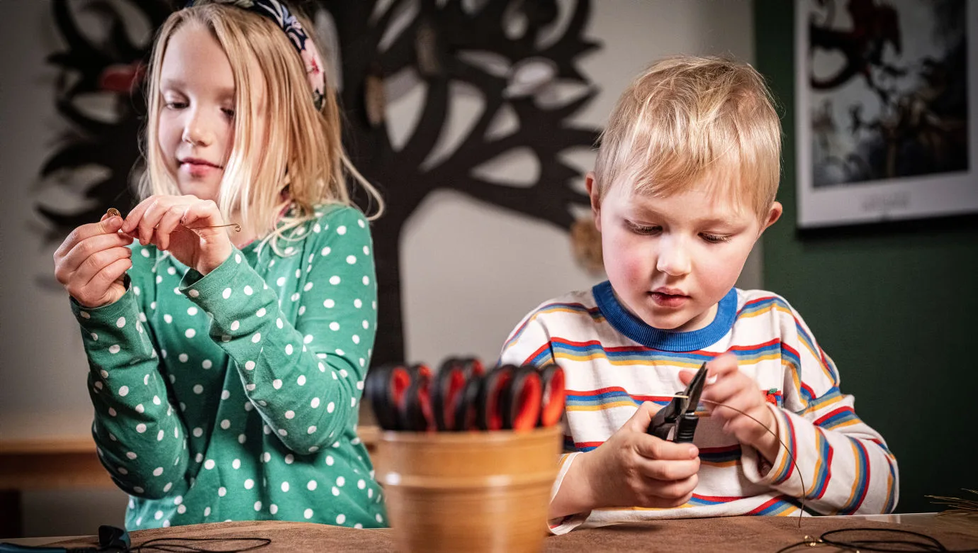 Två barn skapar i museets verkstad.