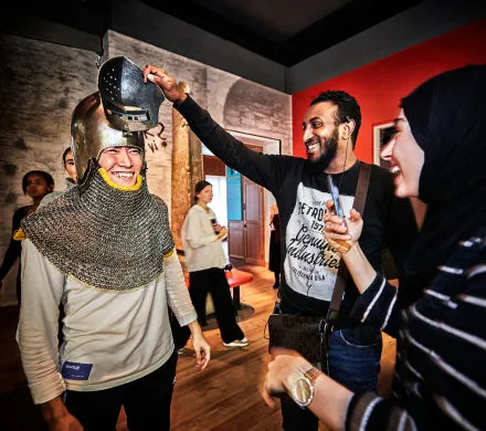 3 elever på Historiska museet.