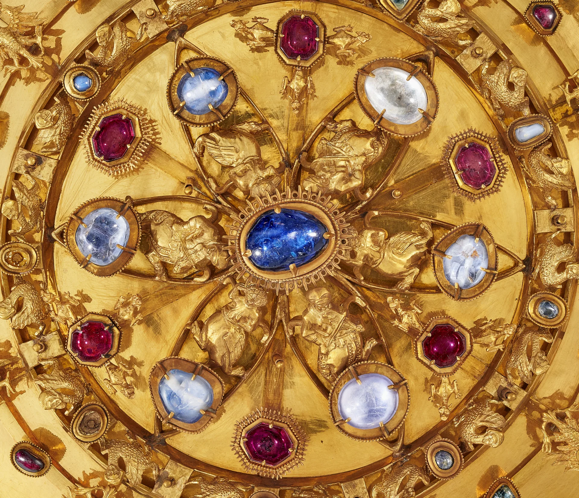 Detalj av Motalaspännet i guld.