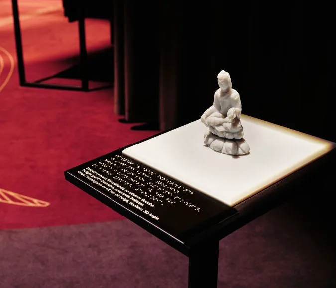 Helgöbuddhan som taktilt föremål i en utställning.