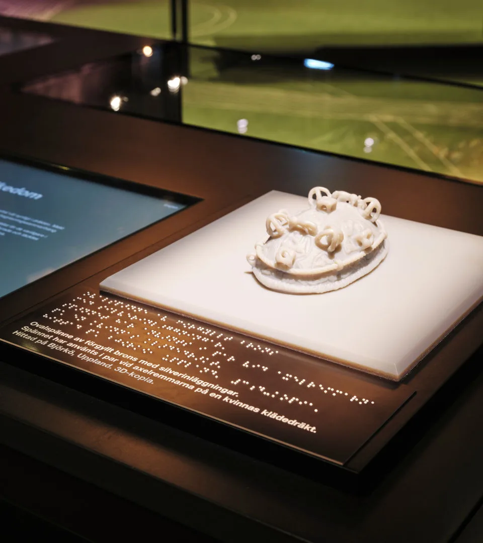 Syntolkning och taktilt föremål i utställningen Vikingarnas värld.