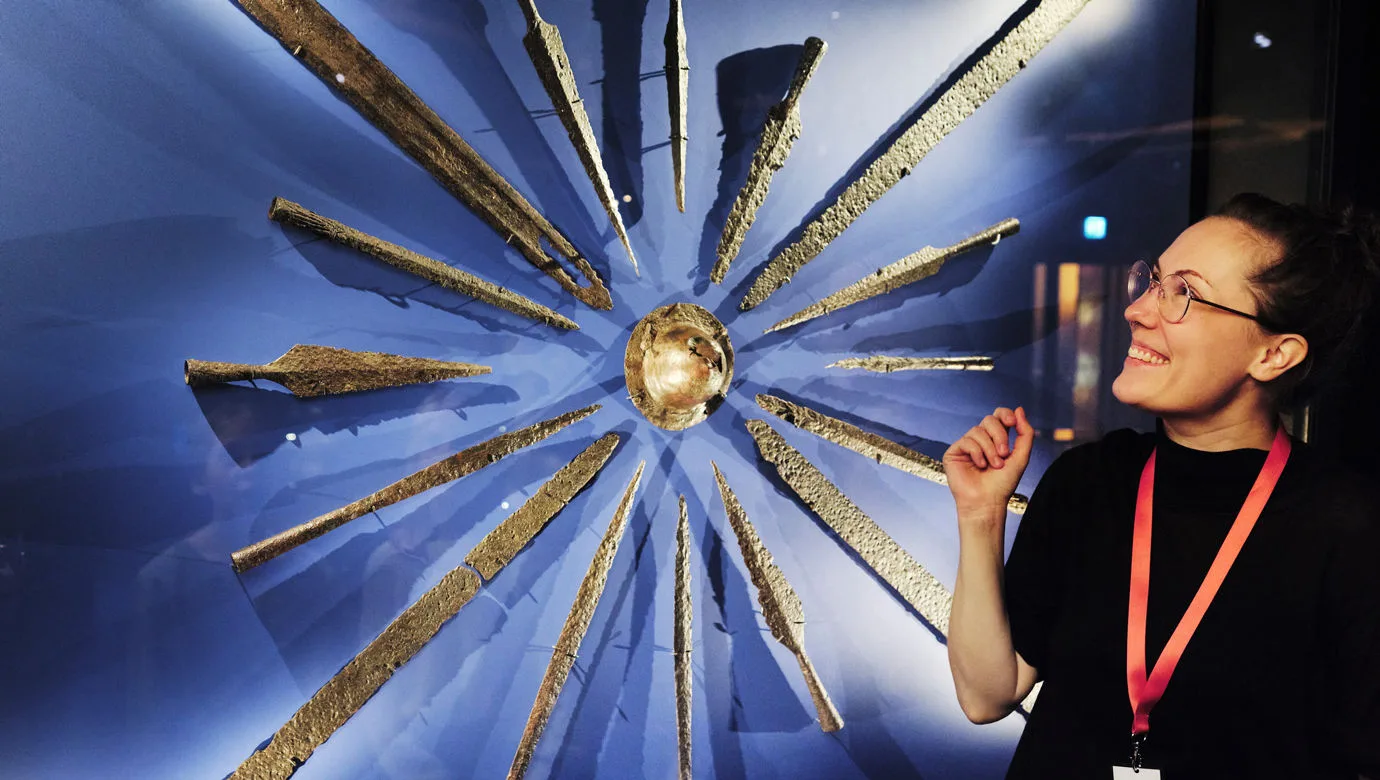 Pedagog i utställningen Vikingarnas värld.