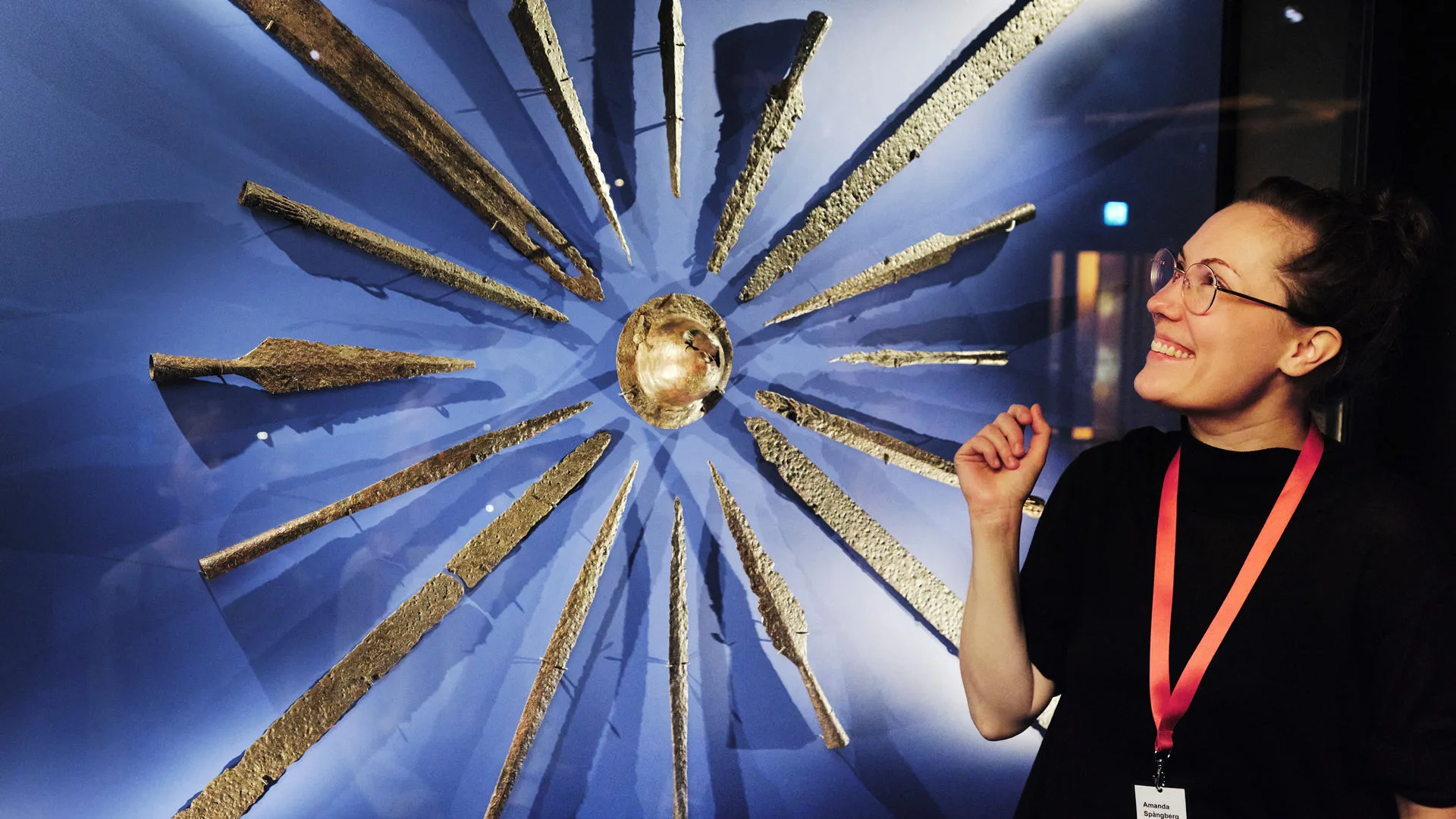 Pedagog håller i en visning i Vikingarnas värld.