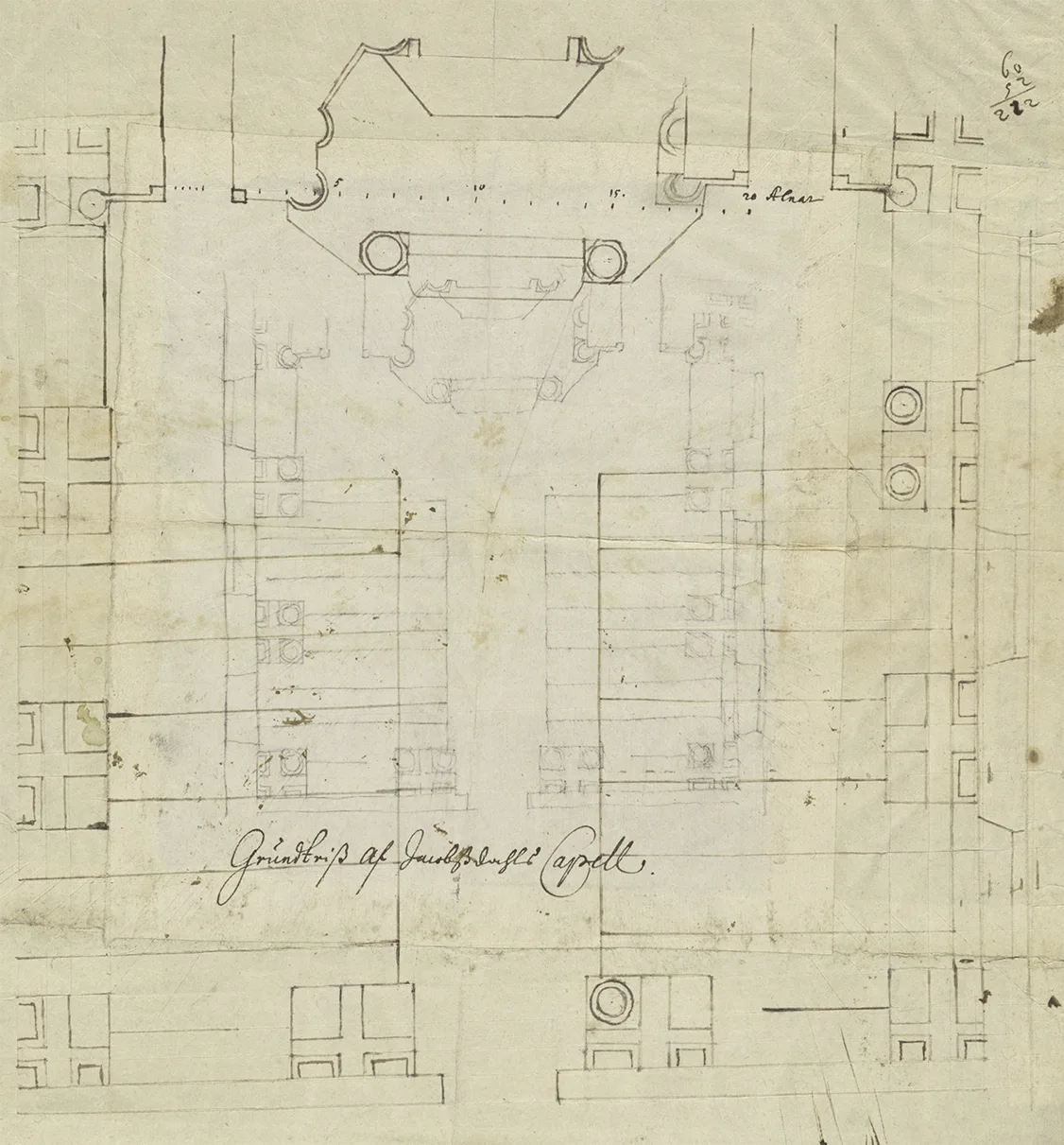 Ett gulnat papper med en teckning med brunaktigt bläck. Teckningen visar kyrkbänkar och ett altare från ovan.