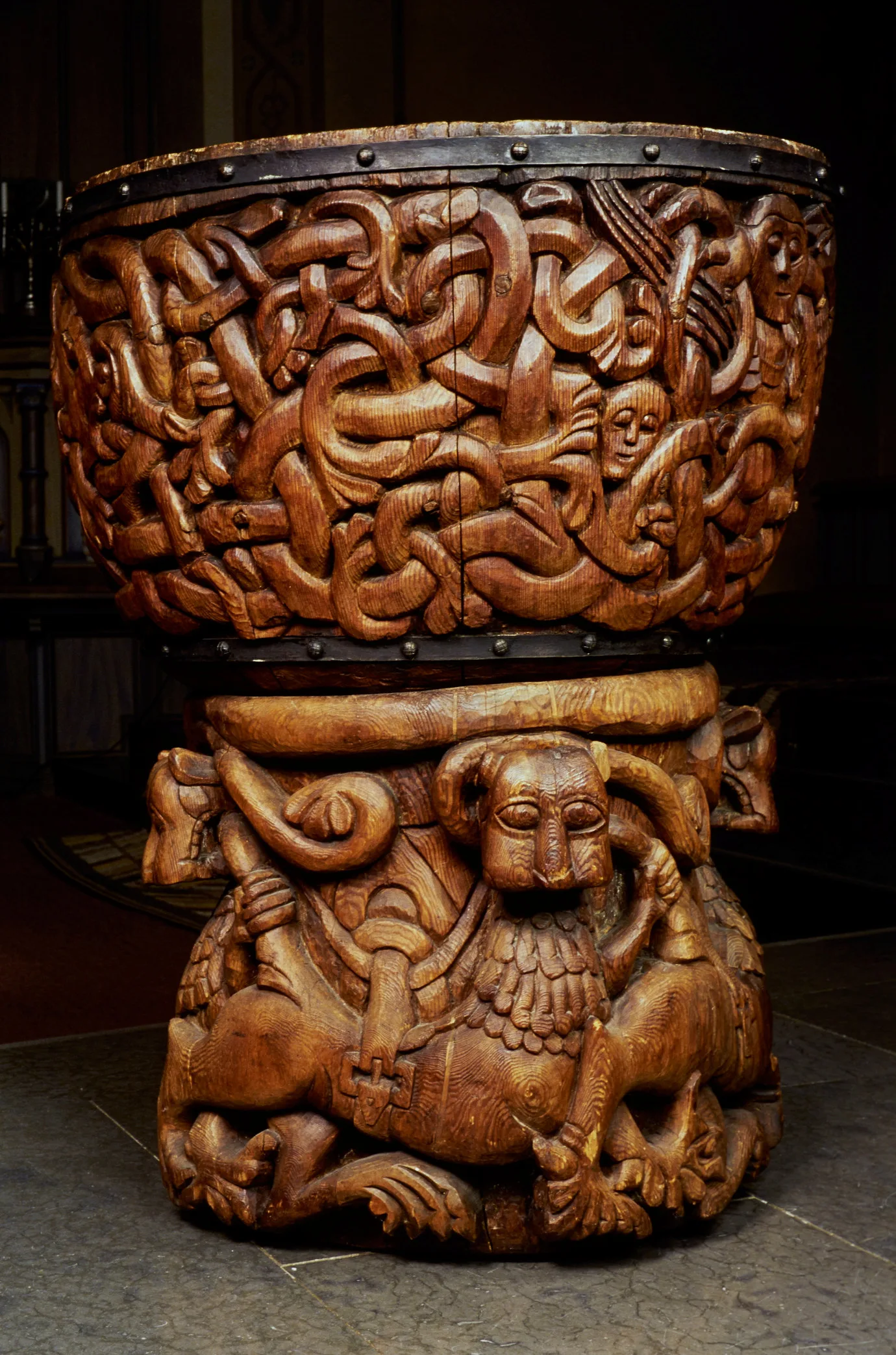 Wooden basin with human depictions
