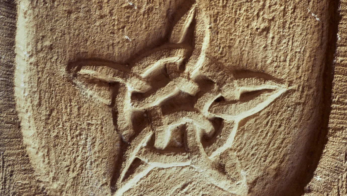 pentagramsymbol inhuggen i sten