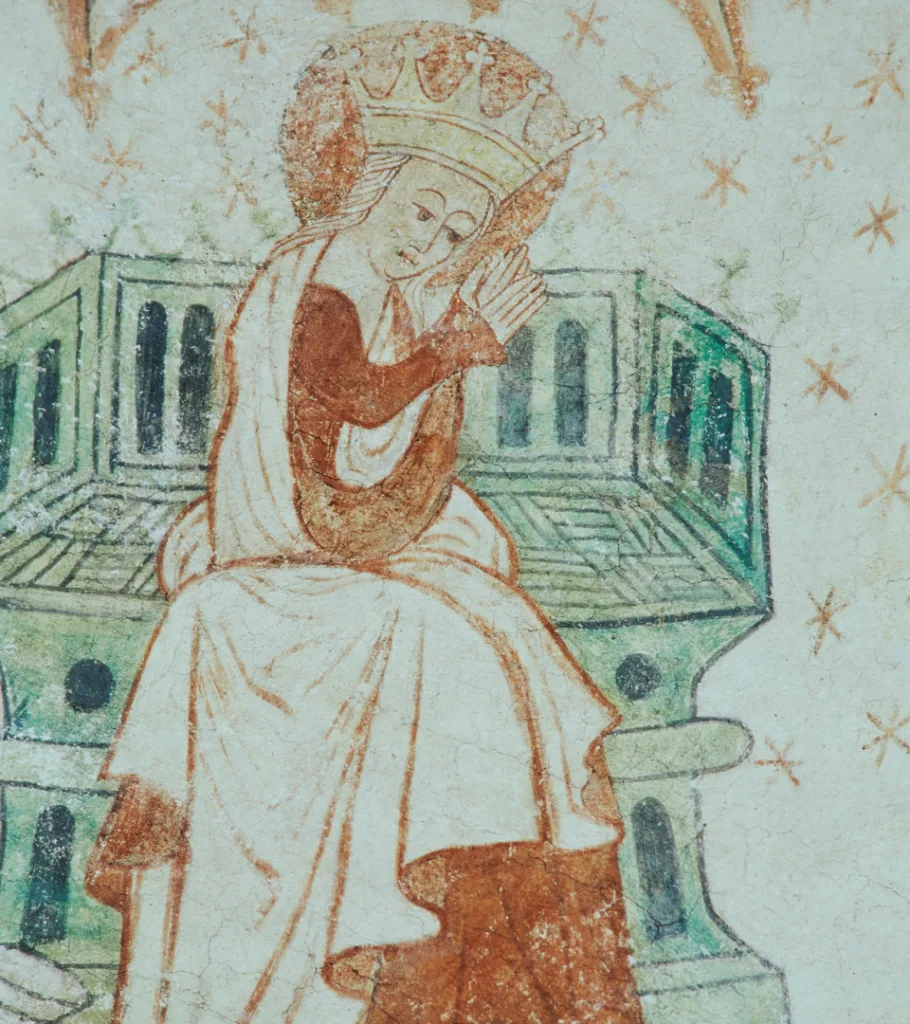 Kvinna med krona framför ett stenhus