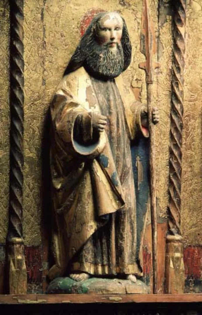 Träskulptur av ett helgon med skägg och lans