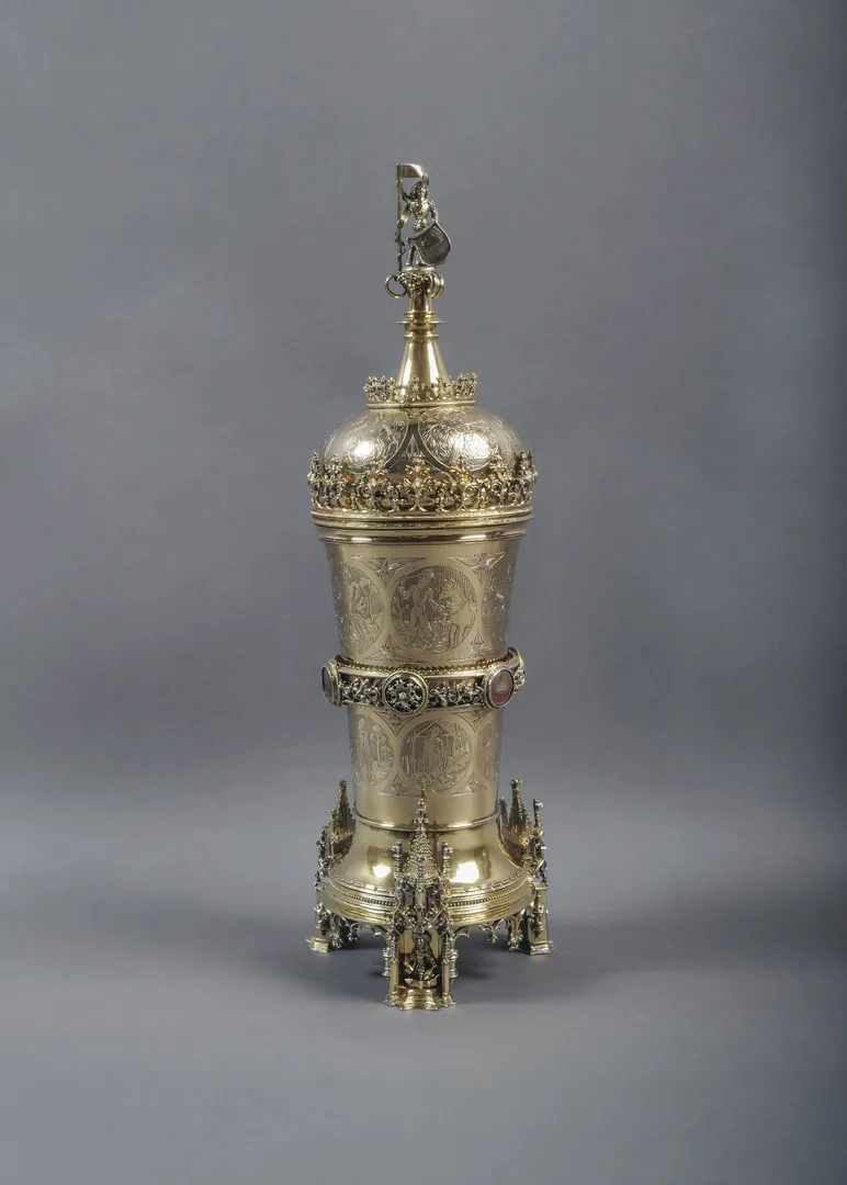 Guldbägare med lock och dekorationer.