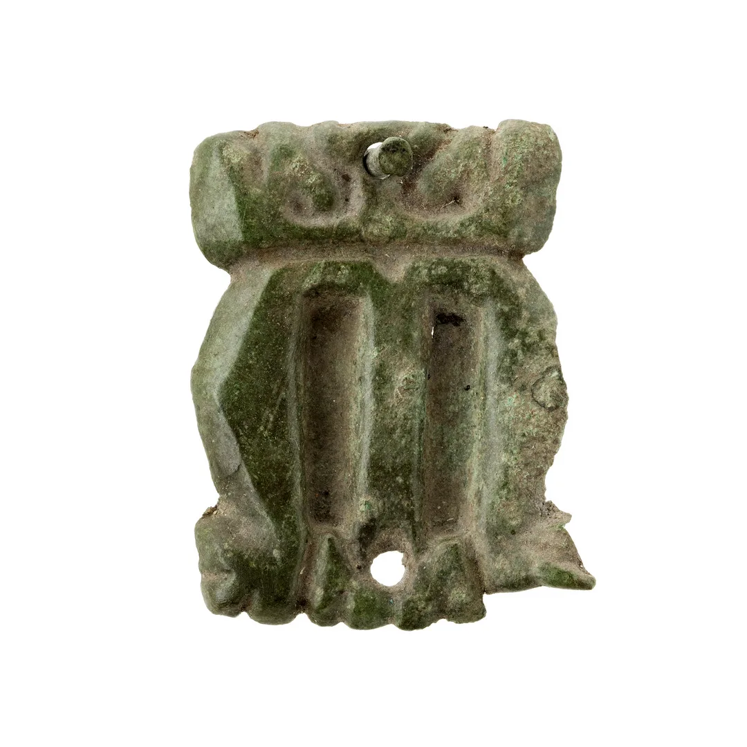 Mörkgrönt medeltida smyckesföremål