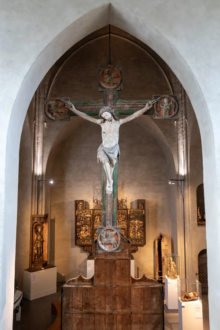 Kyrka med skulptur med Jesus som hänger på ett kors 