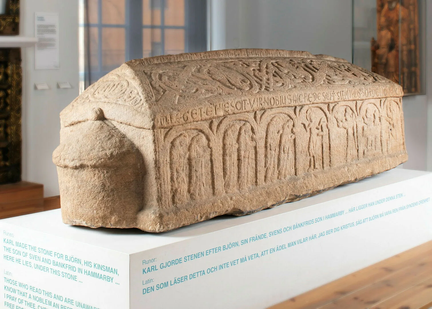 Gravtumba i sandsten utformad som en kyrka