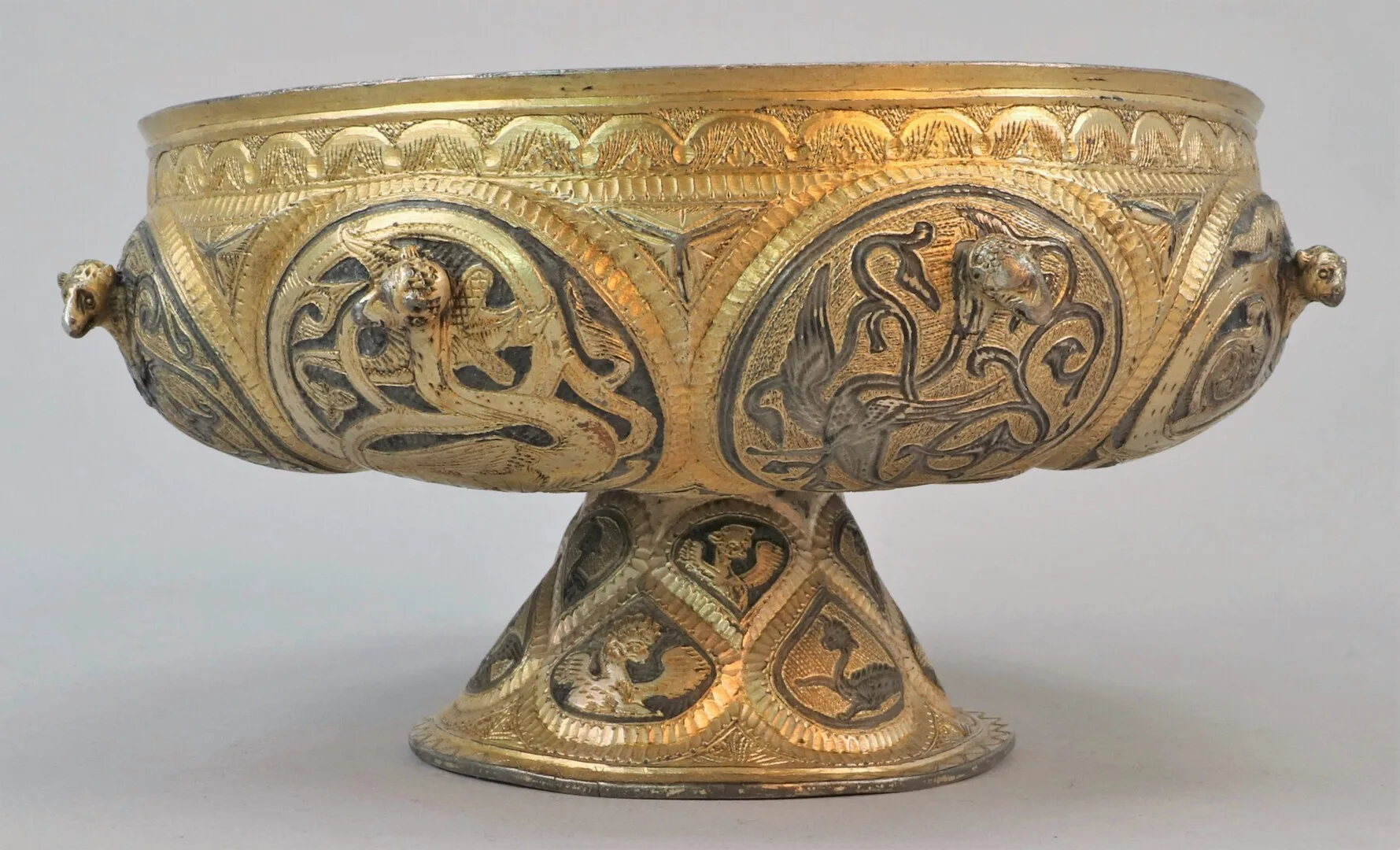 Silverskål med dekorationer