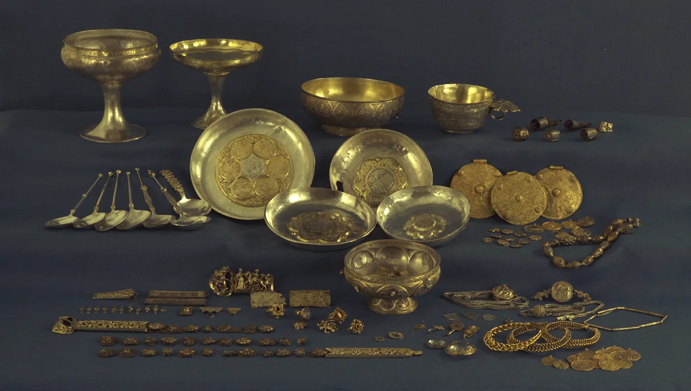 En samling med guld- och silverföremål