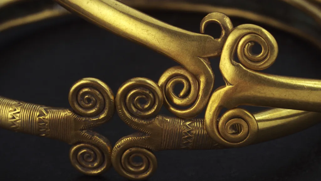 Detalj av armringar i guld.