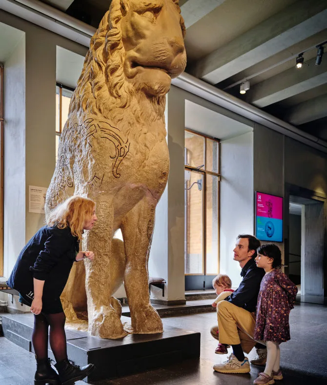 Young visitors at the Pireus lion sculpture