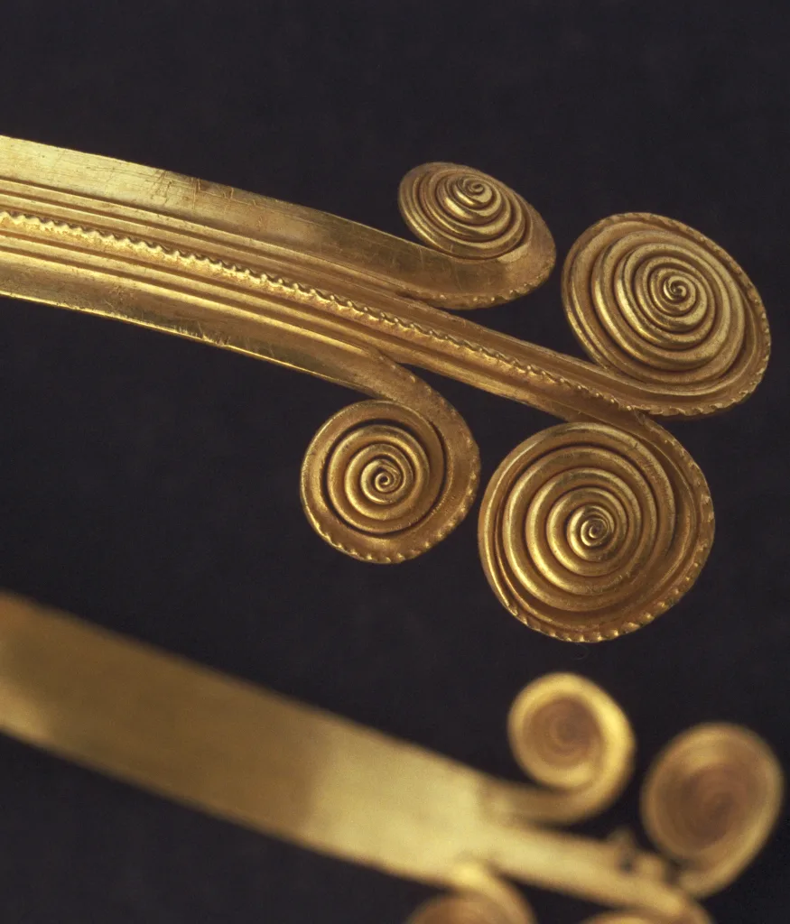 Detalj av ett diadem i guld.