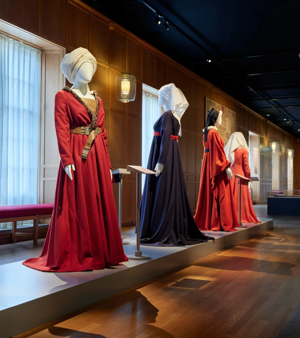 Dräkter i utställningen Medeltida mode.