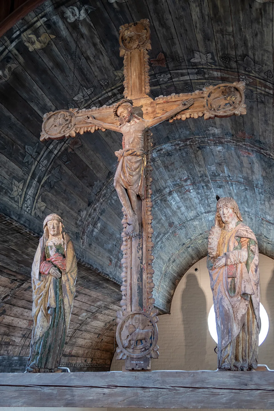 Jesus på ett kors i ett valv