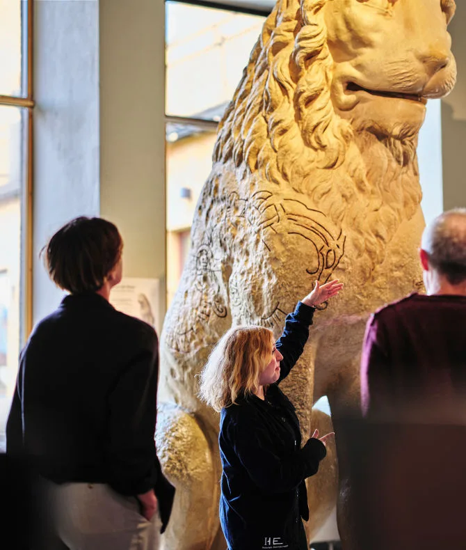 Besökare vid Pireuslejonet i entréhallen
