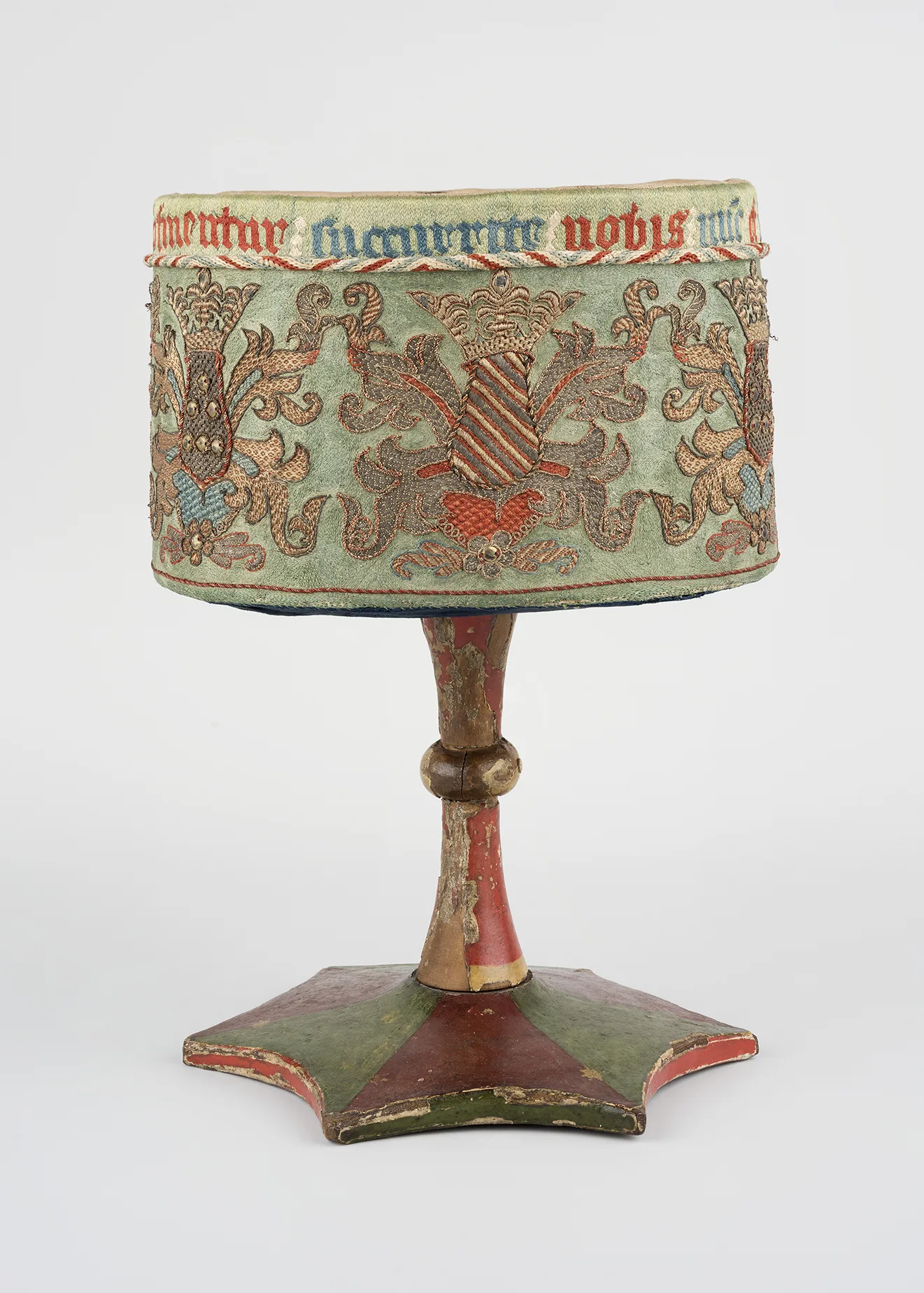 En  dekorerad relikask