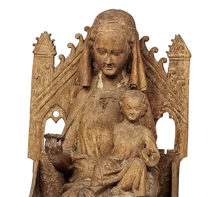 Träskulptur av madonna sittandes med ett barn i knät