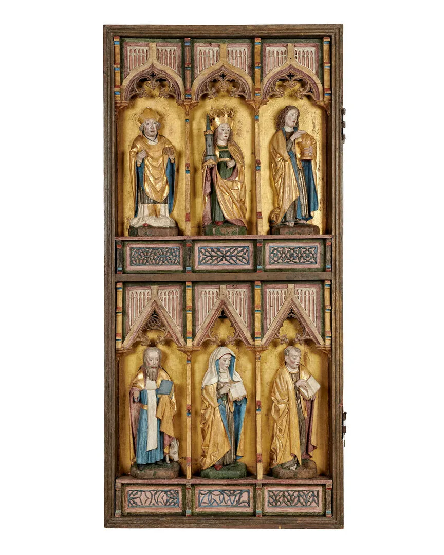 Altarskåp med förgyllda skulpturer av helgon