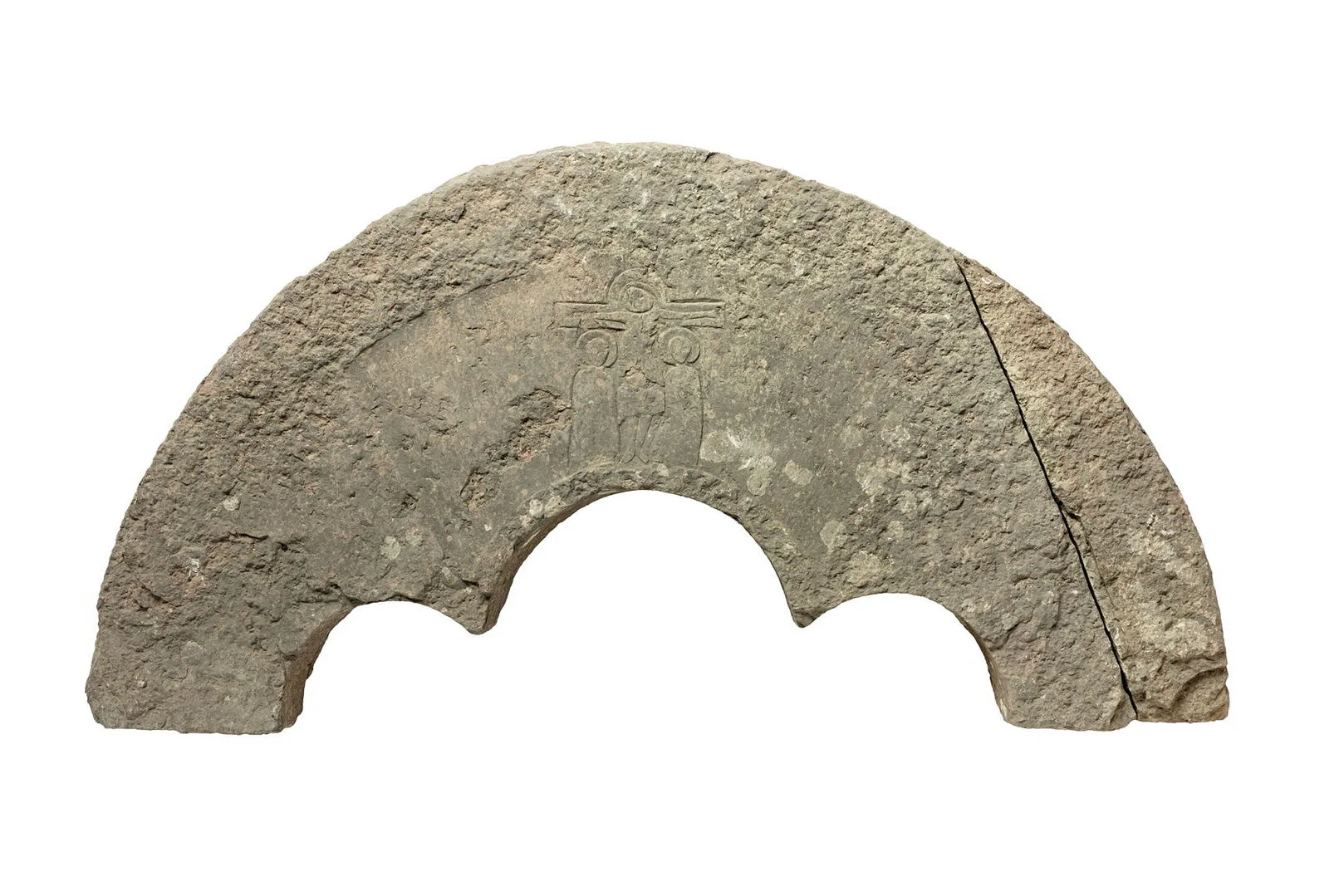 Stenmaterial i form av halvmåne.