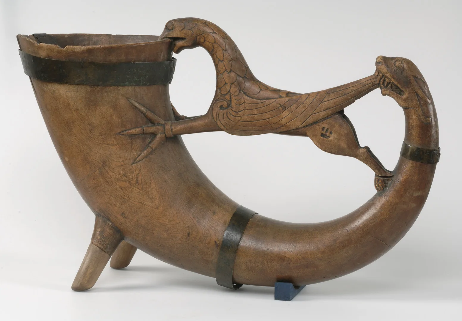 Drinking horn with mythical creatures