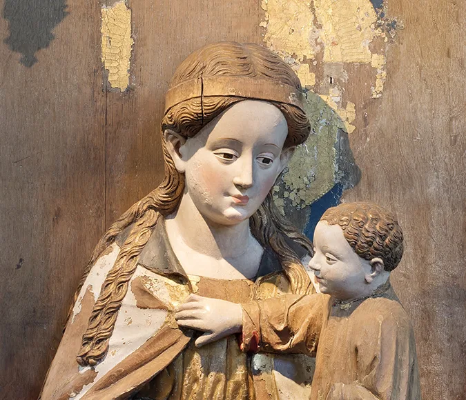 Skulptur av jungfru Maria med barn i famnen