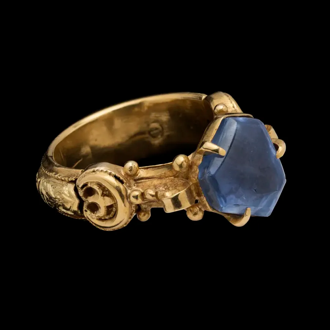 Ring med en stor blå sten.