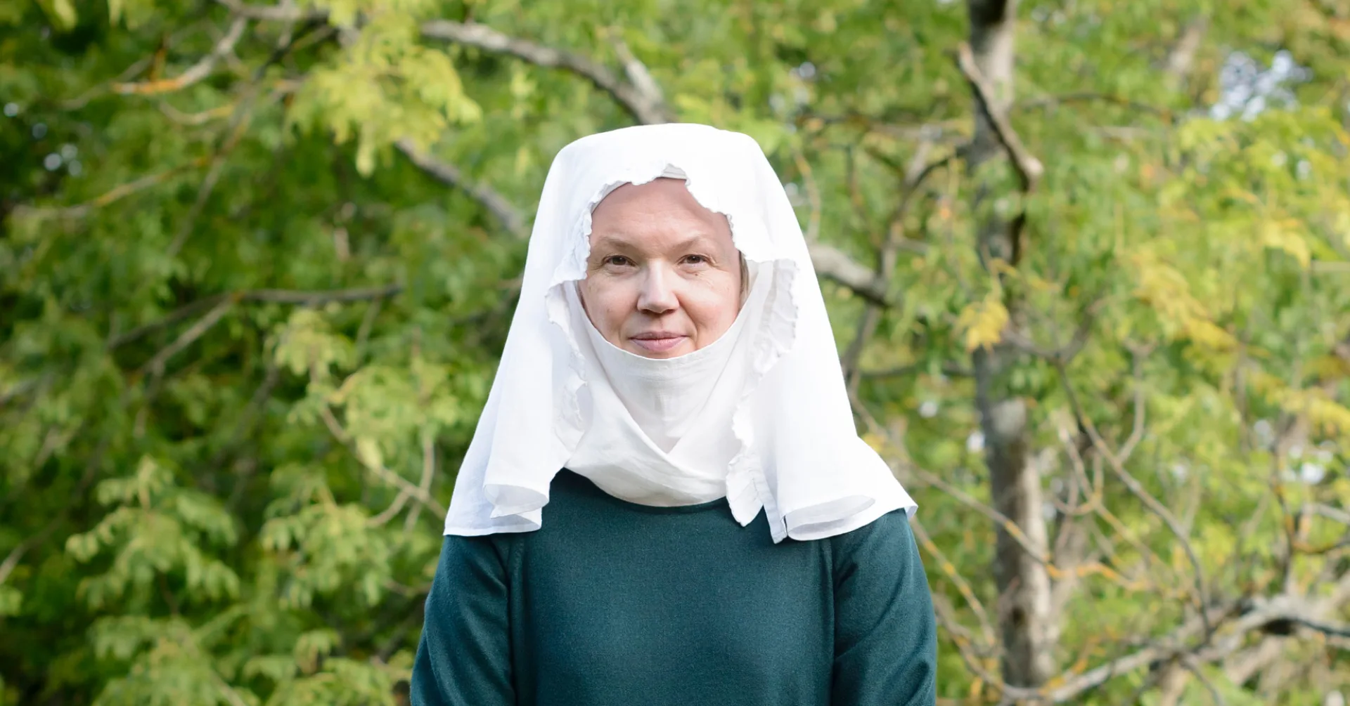 Person i en återskapad kvinnlig dräkt.