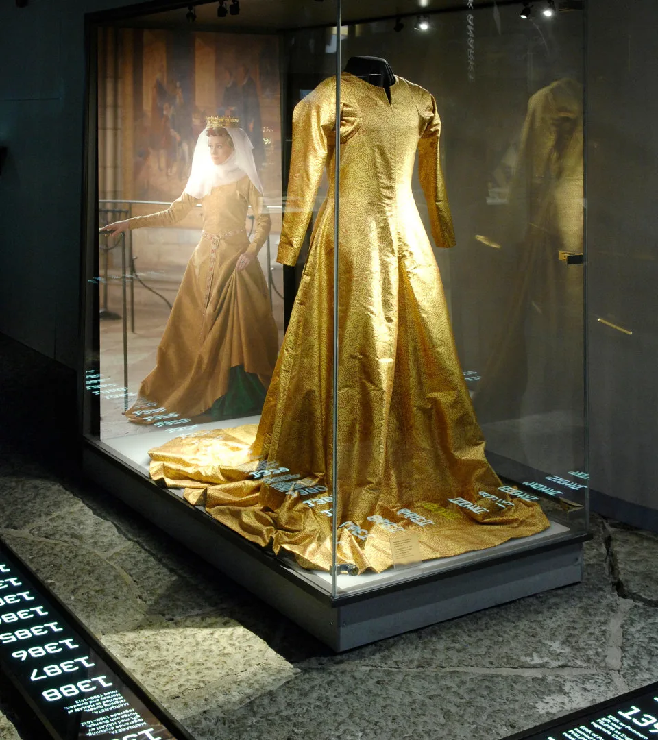 Guldklänning bakom glas