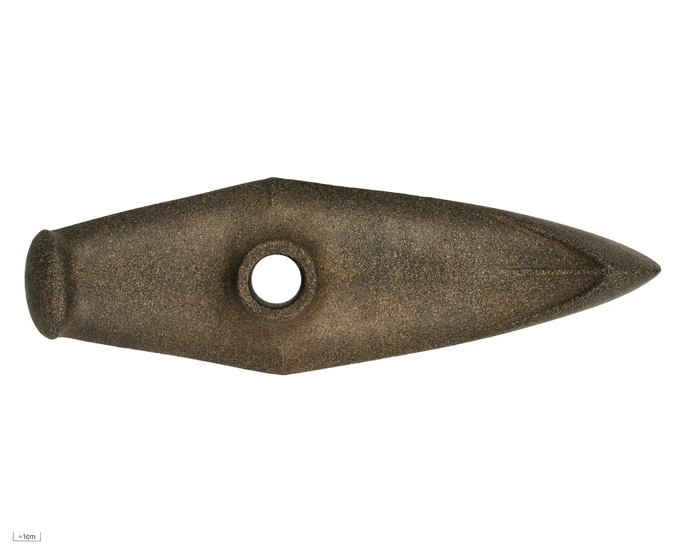 Avlång, slipad stenyxa med hål för ett skaft.