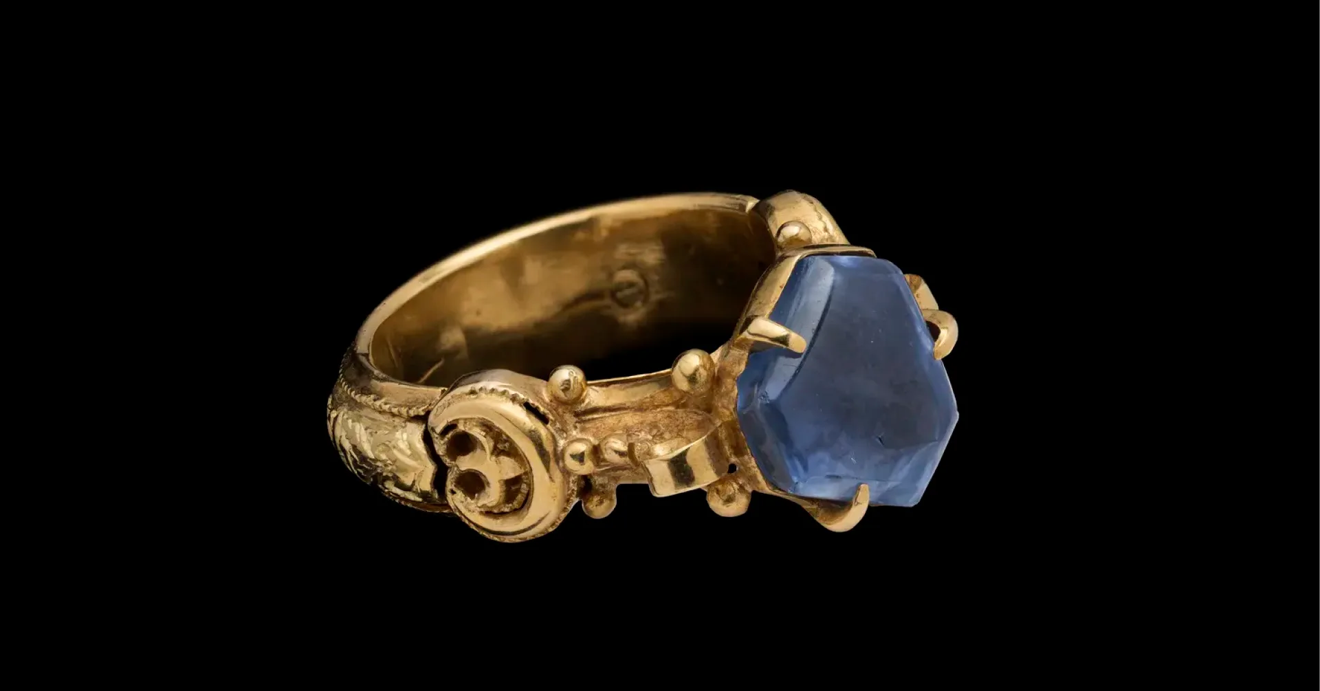 Ring med en blå sten.