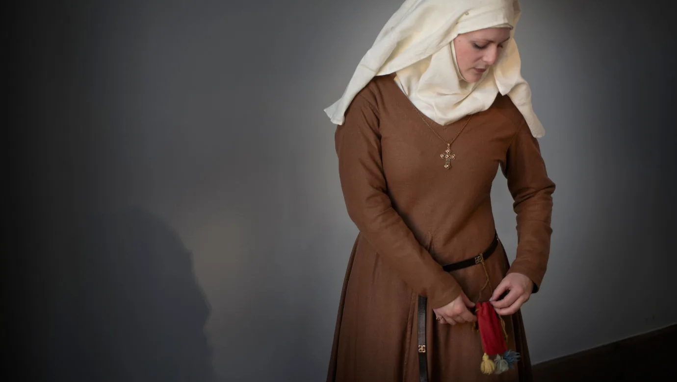 Person in medieval clothes
